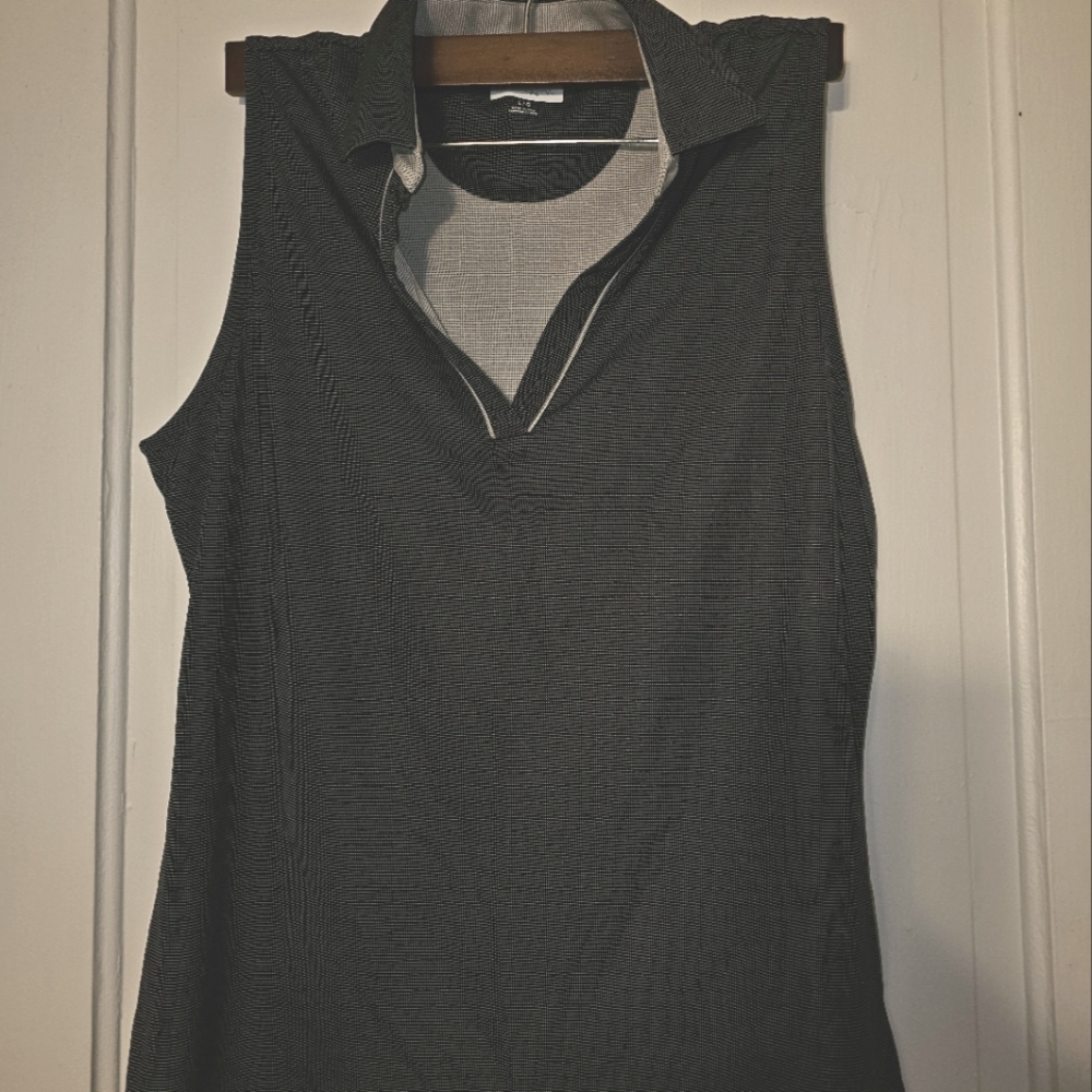 Ladies Greg Norman Golf collared, sleeveless polo shirt. Black/gray sz large